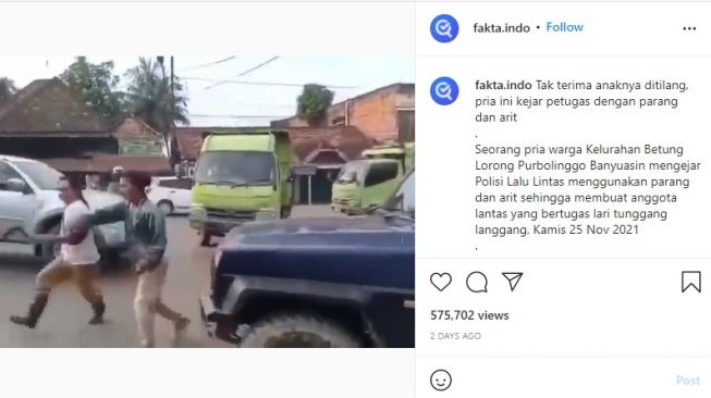 Viral Pria Kejar Polisi Lalu Lintas Bawa Parang dan Arit (Instagram/@fakta.indo)