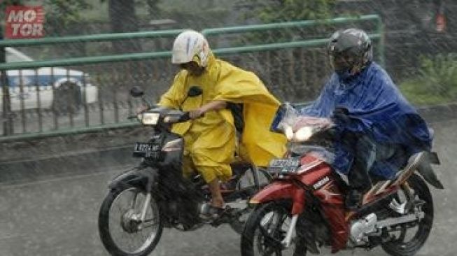 Bahaya Tersembunyi di Balik Jas Hujan Ponco, Keamanan Pemotor Lebih Penting