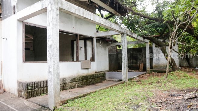 Kondisi rumah milik terpidana korupsi Eddy Tansil di Petogogan, Jakarta Selatan, Minggu (28/11/2021).[Suara.com/Alfian Winanto]