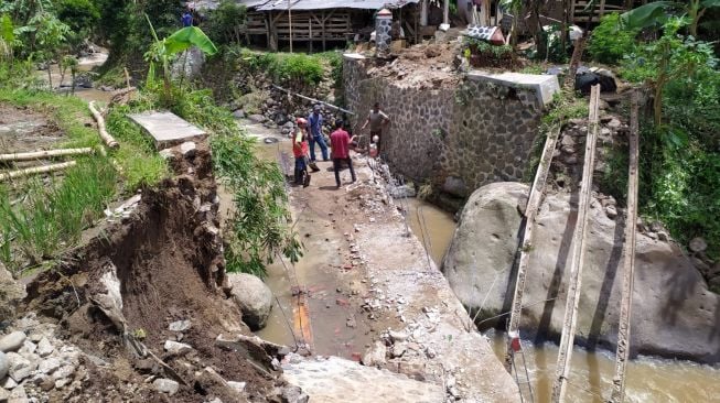 Dua Jembatan Penghubung Ambruk, Aktivitas Warga Cimanggu Pandeglang Lumpuh