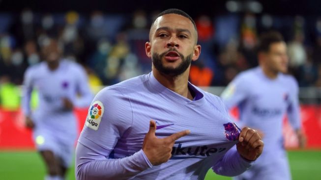 Ekspresi striker Barcelona Memphis Depay usai mencetak gol ke gawang Villarreal di laga lanjutan Liga Spanyol, Minggu (28/11/2021). Barcelona menang 3-1 dalam laga ini. (foto: AFP)