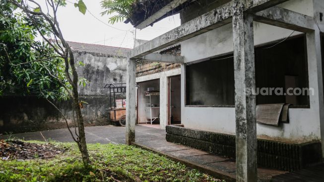 Kondisi rumah milik terpidana korupsi Eddy Tansil di Petogogan, Jakarta Selatan, Minggu (28/11/2021).[Suara.com/Alfian Winanto]