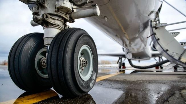 Pekerja Bandara di China Tewas Terlindas Roda Pesawat, Tubuhnya Hancur