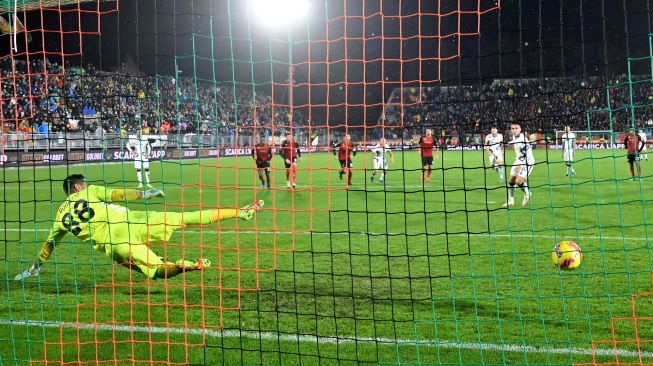 Penyerang Inter Milan Lautaro Martinez (kanan) mencetak gol penalti selama pertandingan sepak bola Serie A Italia Venezia melawan Inter Milan Stadion Pier Luigi Penzo, Minggu (28/11/2021) dini hari WIB. Andrea PATTARO / AFP