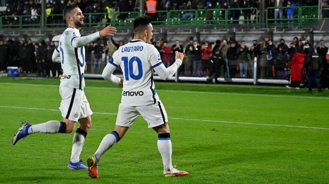 Penyerang Inter Milan Lautaro Martinez (tengah) merayakan golnya setelah mencetak gol selama pertandingan sepak bola Serie A Italia Venezia melawan Inter Milan Stadion Pier Luigi Penzo, Minggu (28/11/2021) dini hari WIBAndrea PATTARO / AFP