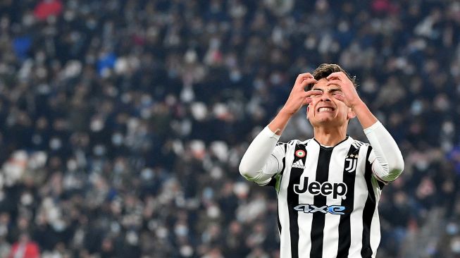 Penyerang Juventus Paulo Dybala menunjukan kekesalanya selama pertandingan sepak bola Serie A Italia Juventus melawan Atalanta di Stadion Allianz, Turin, Sabtu (27/11/2021). Isabella BONOTTO / AFP