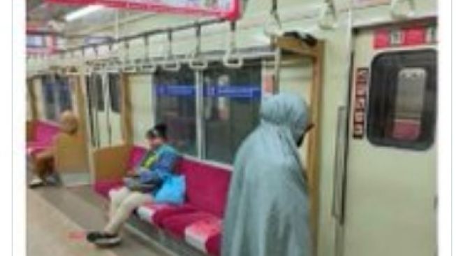 Warganet Komentari Perempuan Salat di Kereta, Ainun Najib: Toleransimu Sempit