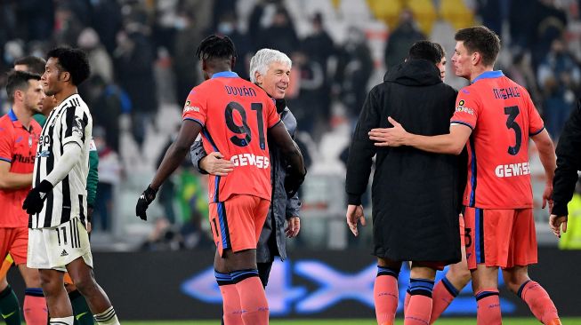 Pelatih Atalanta Italia Gian Piero Gasperini (tengah) menyapa pemain depan Atalanta Duvan Zapata selama pertandingan sepak bola Serie A Italia Juventus melawan Atalanta di Stadion Allianz, Turin, Sabtu (27/11/2021). Isabella BONOTTO / AFP