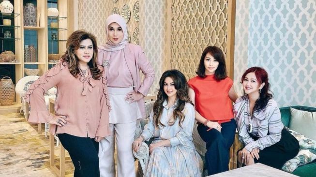 Persahabatan Marini Zumarnis dan Diana Pungky. [Instagram/marinizumarnisreal]