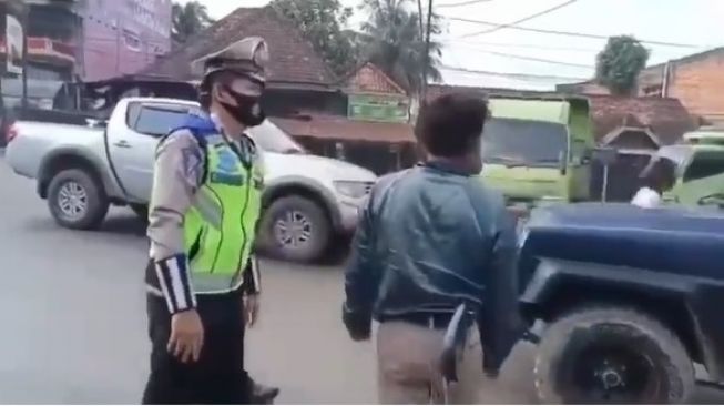 Viral Pria Kejar Polisi Lalu Lintas Bawa Parang dan Arit, Tak Terima Anaknya Ditilang
