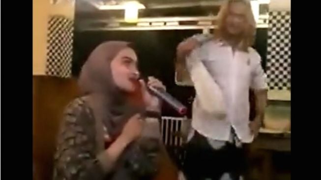 Video Habib Bahar bin Smith mesra saat karaoke (twitter)