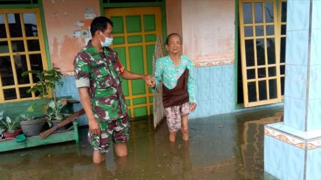 Banjir di Kecamatan Gabus, Minggu (28/11/2021). [Dok Kodim Pati] 