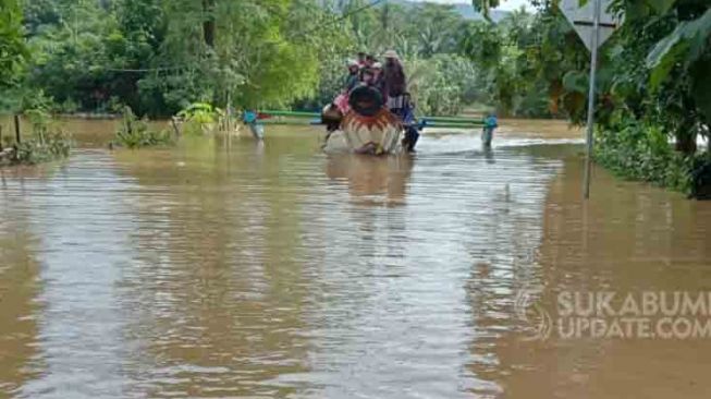 Banjir Belum Surut, Perahu Nelayan di Sukabumi Pindah ke Jalan