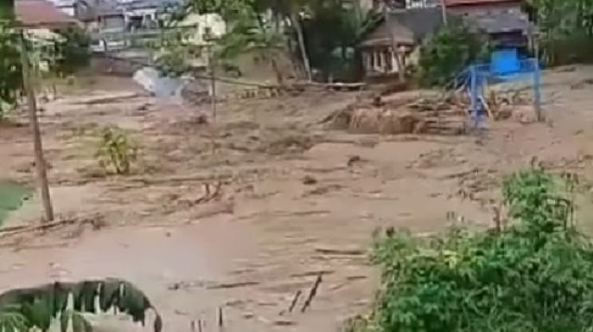 Video Detik-detik Mengerikan Banjir Bandang Garut