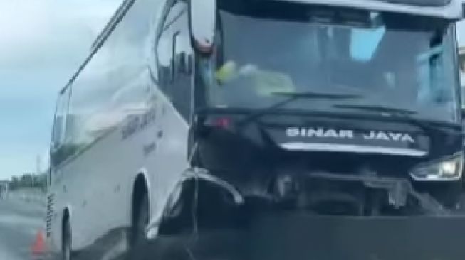 Bus Tabrak Pembatas Jalan di Exit Tol Karawang Barat, Netizen: Tunggu Berapa Korban Lagi?