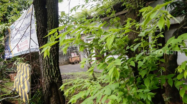 Kondisi rumah milik terpidana korupsi Eddy Tansil di Petogogan, Jakarta Selatan, Minggu (28/11/2021).[Suara.com/Alfian Winanto]