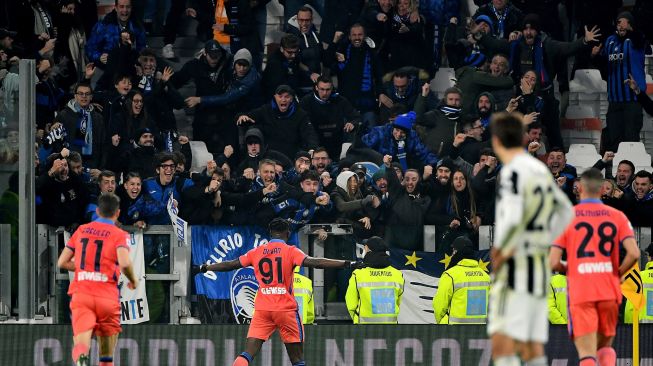 Penyerang Atalanta asal Kolombia Duvan Zapata (tengah) melakukan selebrasi setelah mencetak gol selama pertandingan sepak bola Serie A Italia Juventus melawan Atalanta di Stadion Allianz, Turin, Sabtu (27/11/2021). Isabella BONOTTO / AFP