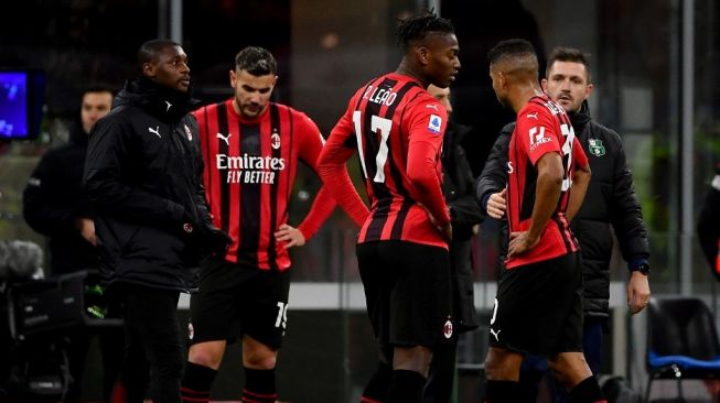 Ekspresi kekecewaan para pemain AC Milan usai dikalahkan Sassuolo dalam laga Liga Italia di San Siro, Milan, Minggu (28/11/2021) malam WIB. [Isabella BONOTTO / AFP]