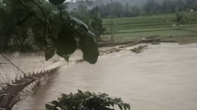 Jembatan Penghubung Desa Ambruk Tergerus Banjir, Aktivitas Warga di Cianjur Terhambat