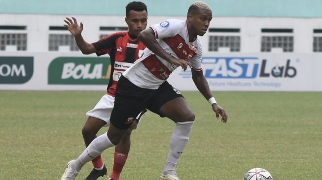 Pesepakbola Madura United, Jaja (kanan). [ANTARA FOTO/ Fakhri Hermansyah]