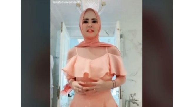 Astaga! Busana Muslim Modern Hijaber Ini Bikin Netizen Salah Fokus