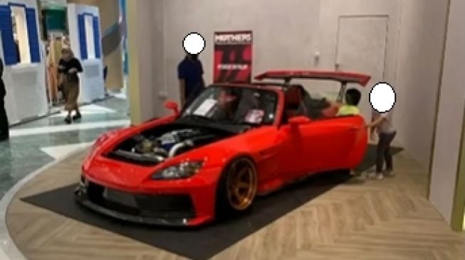 Anak-anak membuka pintu mobil mewah saat pameran (Instagram)