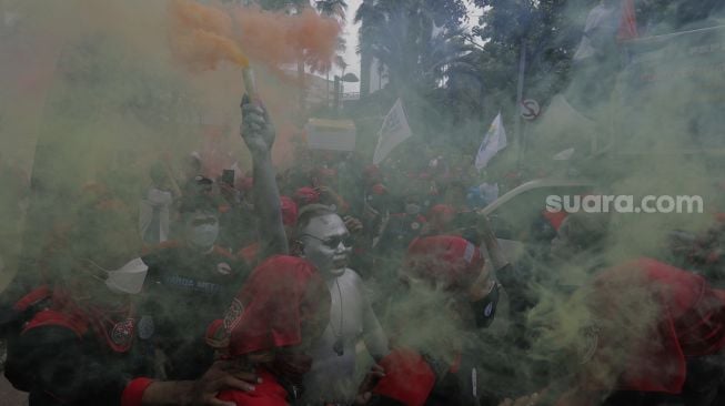 Sejumlah buruh menggelar aksi unjuk rasa menolak upah minimum provinsi (UMP) di depan Balai Kota DKI Jakarta, Senin (29/11/2021). [Suara.com/Angga Budhiyanto]