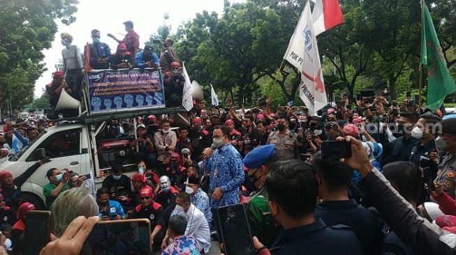 Gubernur DKI Jakarta Anies Baswedan saat temui kalangan buruh protes soal UMP DKI di Balai Kota. (Suara.com/Fakhri)