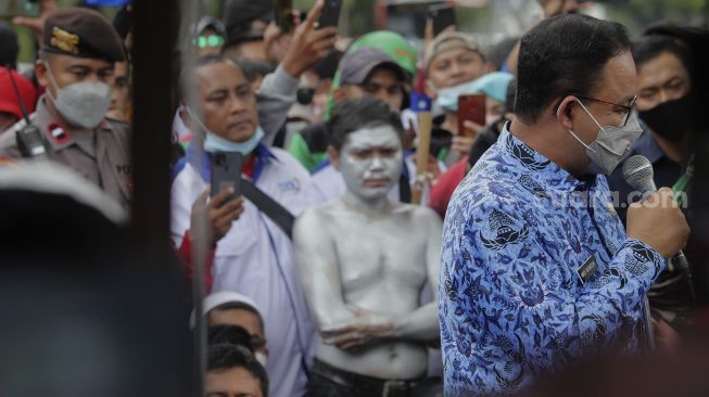 Gubernur DKI Jakarta Anies Baswedan menemui massa buruh yang menggelar aksi unjuk rasa menolak upah minimum provinsi (UMP) di depan Balai Kota DKI Jakarta, Senin (29/11/2021). [Suara.com/Angga Budhiyanto]