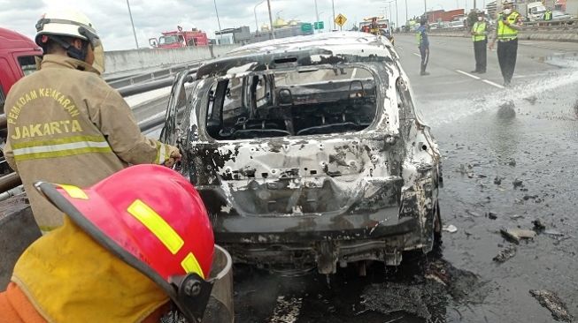 Diduga Korsleting Listrik, Mobil Ertiga Terbakar Parah Di Pintu Tol Kebon Nanas