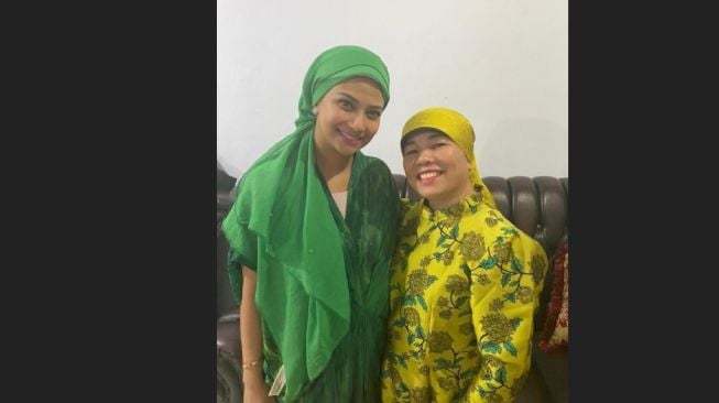 Potret keakraban Vanessa Angel dan ibu mertua. [Instagram/@dewizuhriati]