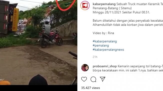 Viral video warga diduga jarah keramik muatan truk terguling. (instagram/memomedsos)