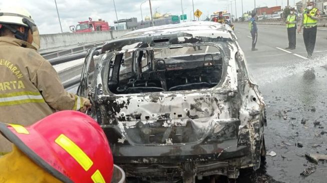 Muncul Api di Bagian Kap, Begini Kronologi Mobil Terbakar di Tol Wiyoto Wiyono