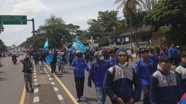 Ridwan Kamil Tunjukkan Gelagat Buruk, Ribuan Buruh Geruduk Gedung Sate