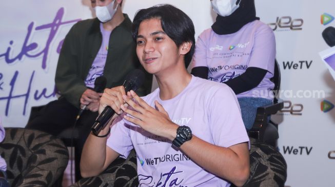 Aktor Ajil Ditto saat jumpa pers drama seri 'Dikta dan Hukum' di Kuningan, Jakarta Selatan, Senin (29/11/2021). [Suara.com/Alfian Winanto]