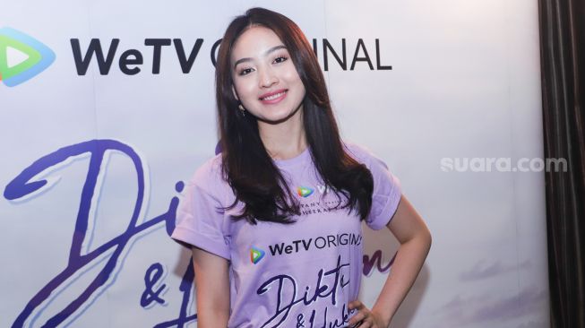 Aktris Natasha Wilona saat ditemui usai jumpa pers drama seri 'Dikta dan Hukum' di Kuningan, Jakarta Selatan, Senin (29/11/2021). [Suara.com/Alfian Winanto]