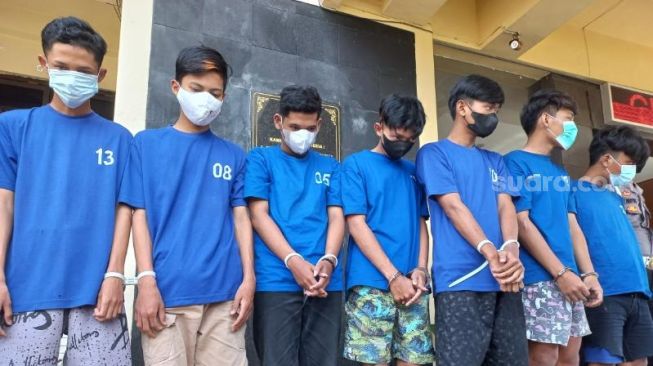Tujuh pelaku kejahatan jalanan yanh ditangkap Polres Bantul. - (SuaraJogja.id/Rahmat Jiwandono)