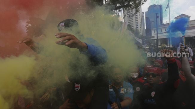 Sejumlah buruh menggelar aksi unjuk rasa menolak upah minimum provinsi (UMP) di depan Balai Kota DKI Jakarta, Senin (29/11/2021). [Suara.com/Angga Budhiyanto]