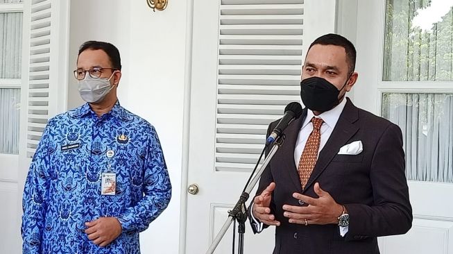 Gubernur DKI Jakarta Anies Baswedan menunjuk Sekjen Ikatan Motor Indonesia (IMI) Ahmad Sahroni sebagai Ketua Pelaksana penyelenggaraan Formula E.  (Suara.com/Fakhri Fuadi)