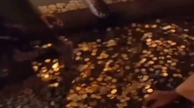 Viral "Hujan uang Koin" Rp70 Juta di Depan Masjid Agung, Ini Penjelasan Polisi