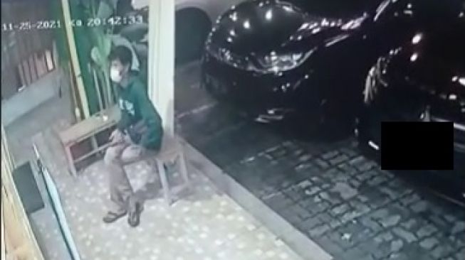 Terekam CCTV, Pria Ini Alami Musibah Tak Terduga Saat Duduk Santai Tunggu Pesanan