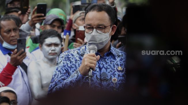 Gubernur DKI Jakarta Anies Baswedan menemui massa buruh yang menggelar aksi unjuk rasa terkait Upah Minimum Provinsi atau UMP 2022 di depan Balai Kota DKI Jakarta, Senin (29/11/2021). [Suara.com/Angga Budhiyanto]
