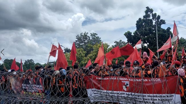 Ratusan massa Pemuda Pancasila Geruduk DPRD Kabupaten Tangerang, Tuntut Girsang Dipecat