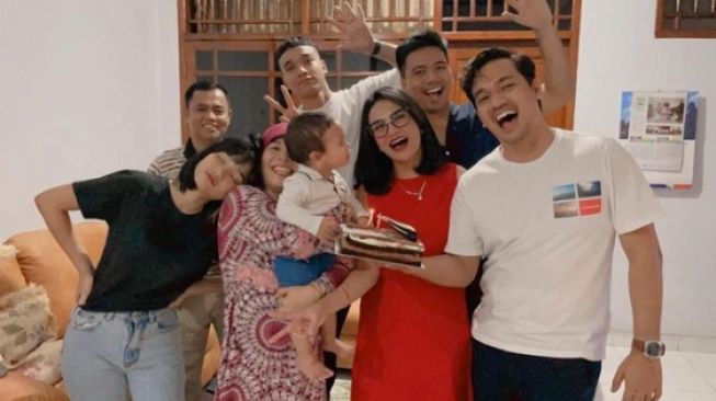 Potret keakraban Vanessa Angel dan ibu mertua. [Instagram/@dewizuhriati]