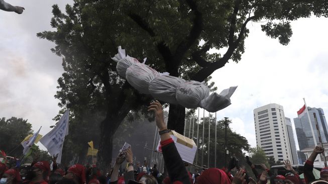 Sejumlah buruh menggelar aksi unjuk rasa menolak upah minimum provinsi (UMP) di depan Balai Kota DKI Jakarta, Senin (29/11/2021). [Suara.com/Angga Budhiyanto]