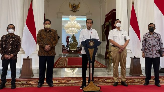 Presiden Jokowi (tengah) menanggapi soal putusan uji materi UU Cipta Kerja di MK. (istimewa)