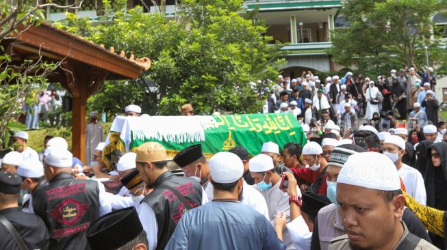 Prosesi pemakaman putra ke-2 almarhum Ustaz Arifin Ilham, Muhammad Ameer Azzikra di Pondok Pesantren Az-zikra di Gunung Sindur, Bogor, Jawa Barat, Senin (29/11/2021). [Suara.com/Alfian Winanto]