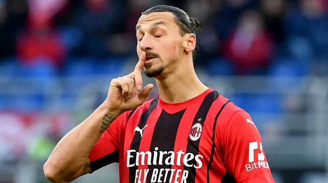 Pemain depan AC Milan Swedia Zlatan Ibrahimovic memberi isyarat selama pertandingan sepak bola Serie A Italia AC Milan melawan Sassuolo di San Siro, Milan, Minggu (28/11/2021) malam WIB. Isabella BONOTTO / AFP