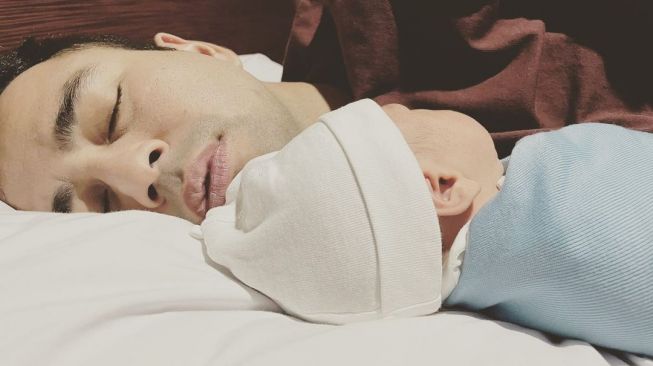 Raffi Ahmad bersama Baby R. [Instagram]
