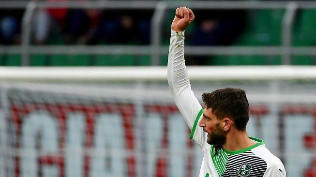 Pemain depan Sassuolo Domenico Berardi merayakan golnya setelah mencetak gol ketiga timnya selama pertandingan sepak bola Serie A Italia AC Milan melawan Sassuolo di San Siro, Milan, Minggu (28/11/2021) malam WIB.Isabella BONOTTO / AFP
